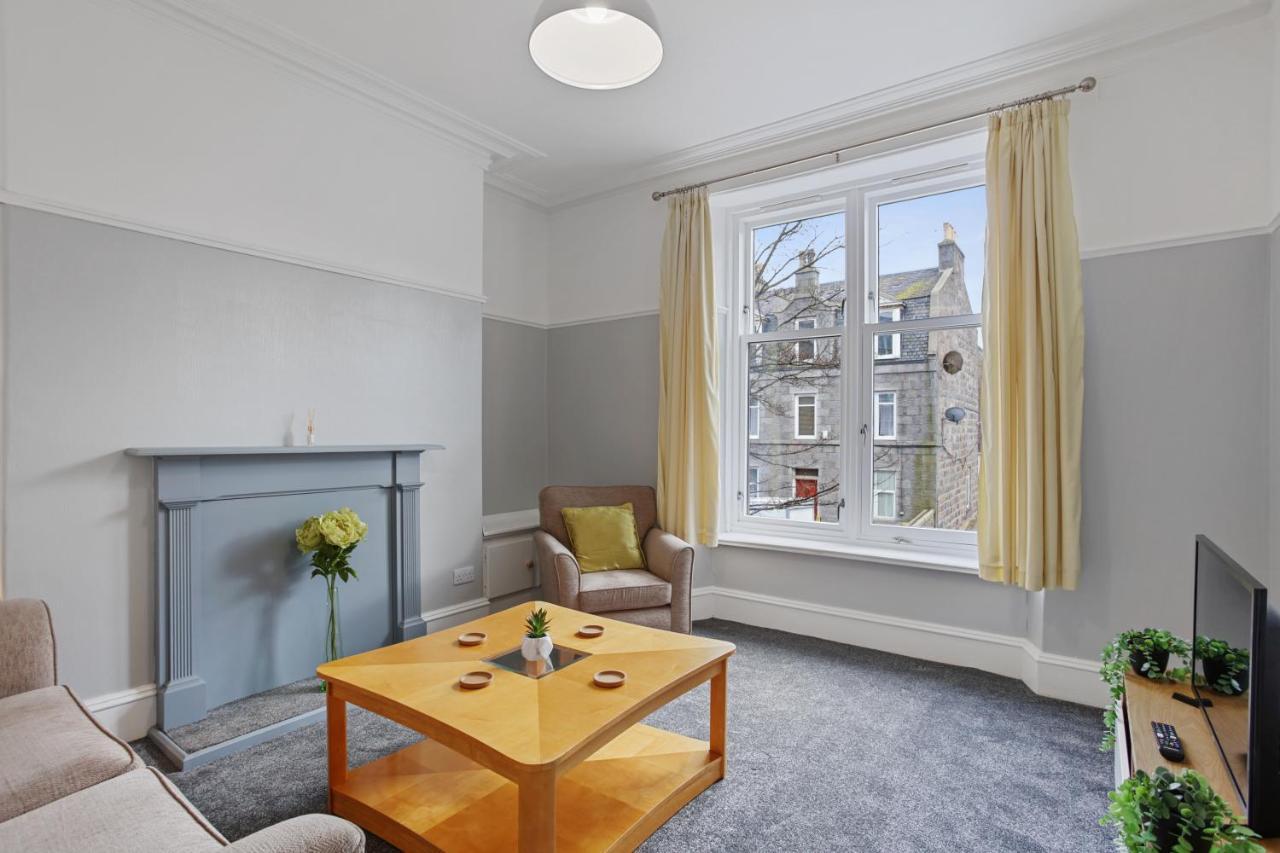 Lovely 3 Bedroom Apartment In Aberdeen Centre Exterior photo